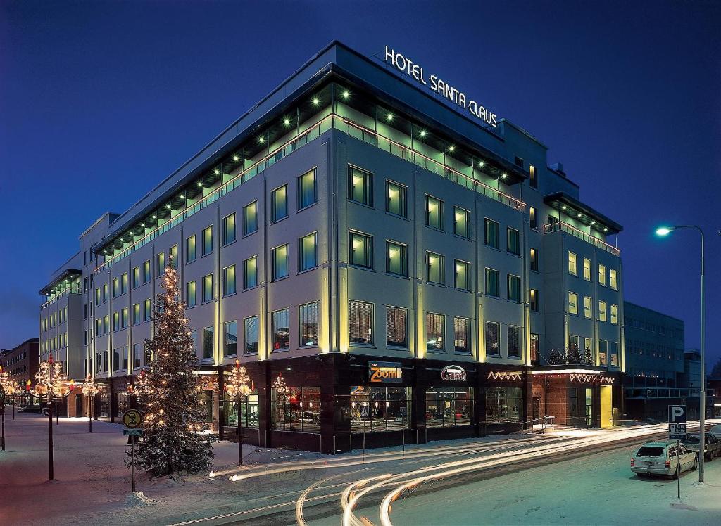 Ground floor restaurant and reception open to the street